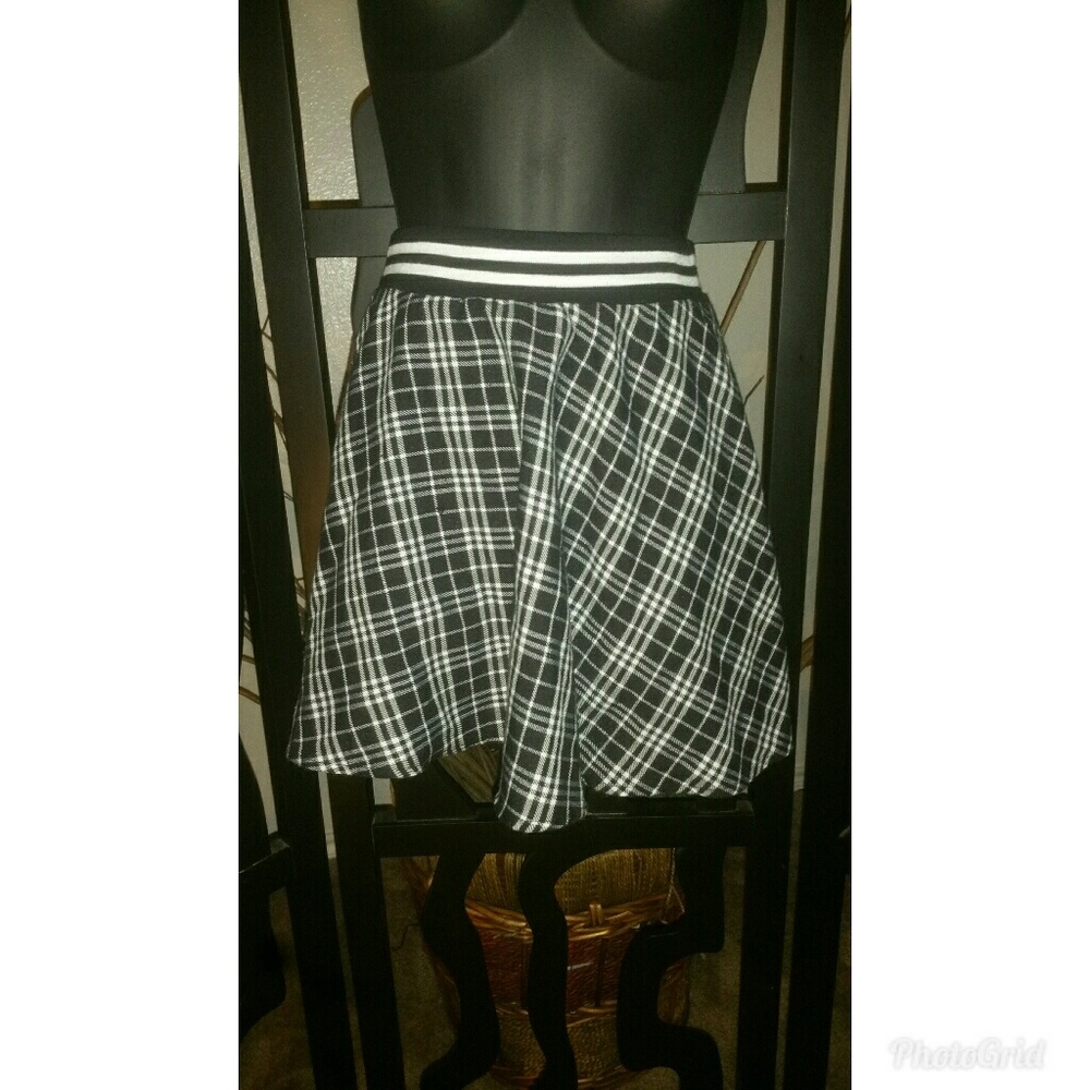 CraveFame by Almost Famous Skirt Size L NWOT